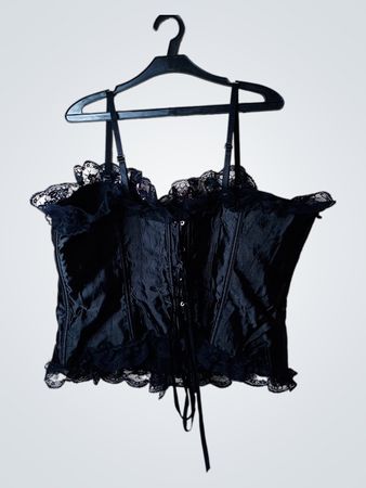 Schwarzes Korsett mit Spitzenbesatz