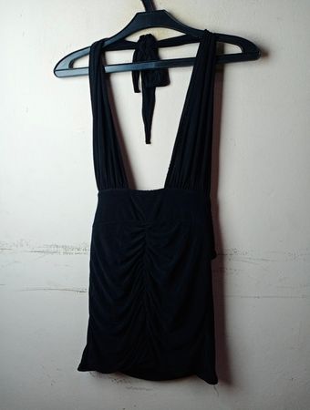 Schwarzes Neckholder-Rüschendress