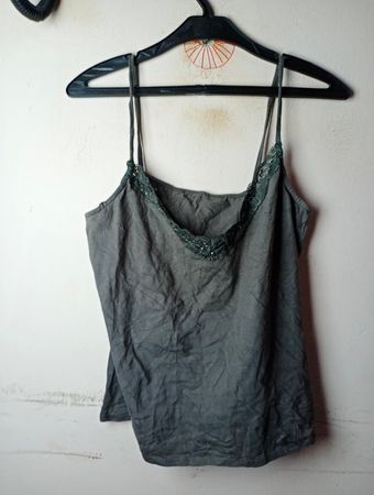 Grau Top mit Spitzenbesatz