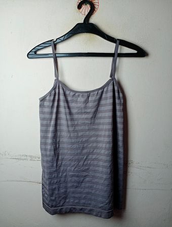 Grau gestreifter Spaghetti-Top