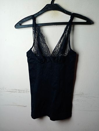 Schwarzes Spitzentrim-Camisole