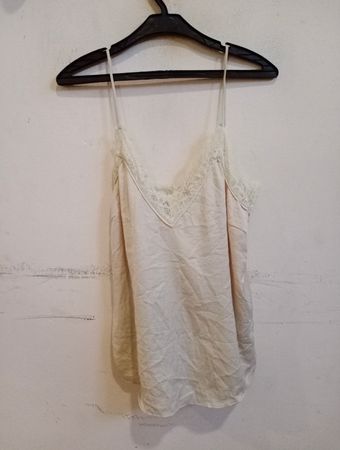 Cremfarbene Spaghettiträgerbluse mit Spitzenbesatz