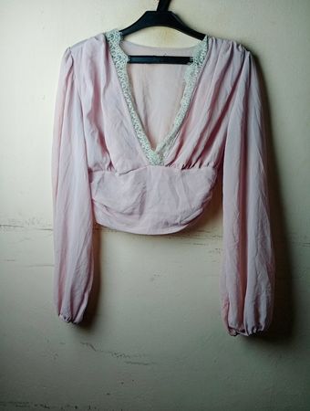 Rosa Langarm-Crop-Top mit Spitzenbesatz