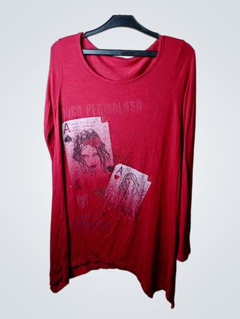 Rotes Langarmshirt mit Kartengrafik