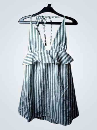 Grünes und weiß gestreiftes Halterneck-Kleid mit Rüschendetail