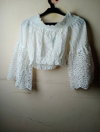 ICONUE Weiße Off-the-Shoulder Bestickte Bluse