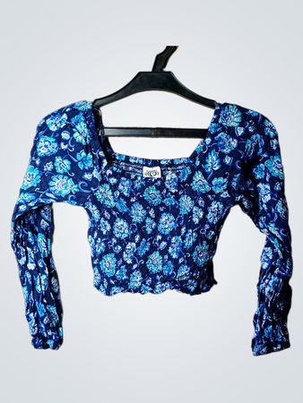 Blaues Blütenmuster Smocked Crop Top