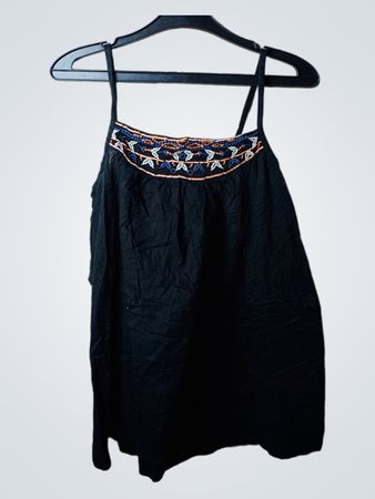 Schwarzes Tanktop mit besticktem Halsausschnitt