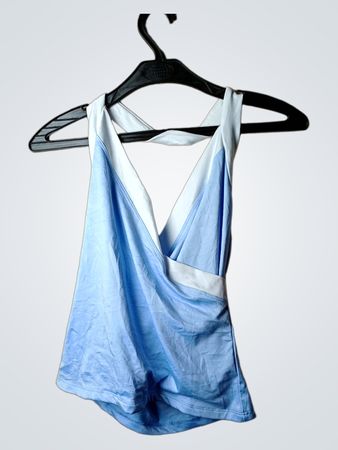 Hellblaues Wickeltop