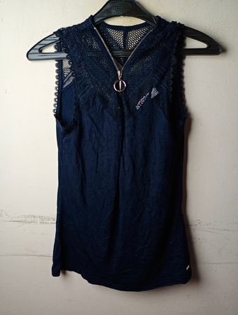 Morgan De Toi Marineblaues Top ohne Ärmel mit Spitzen Details