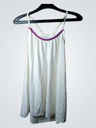 Weißes Tanktop mit Perlenverzierung