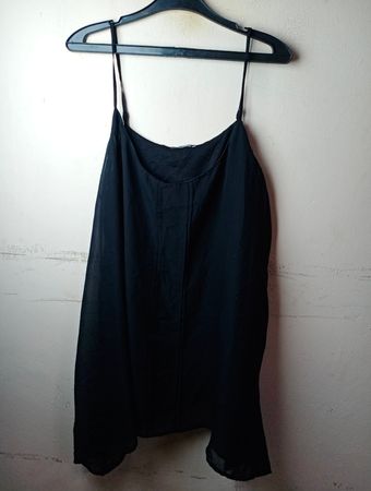 Schwarzes Slip-Kleid