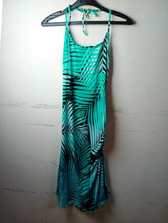 Grünes und schwarzes Maxi-Kleid mit tropischem Print