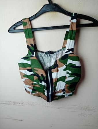 Camouflage-Print-Crop-Top mit Reißverschluss