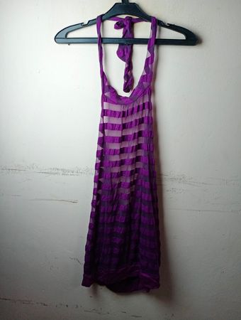 Lila gestreiftes Neckholderkleid