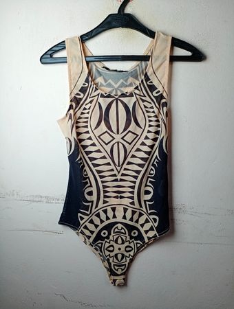Bodysuit mit Tribal-Druck