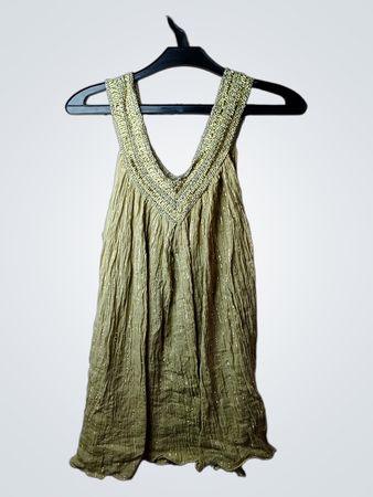 Olivegrünes, verziertes V-Ausschnittkleid