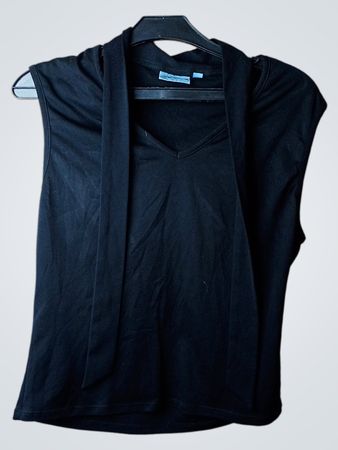 Schwarzes ärmelloses Top mit gebundenem Hals