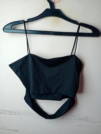 Schwarzes Crop-Top mit Spaghettiträgern
