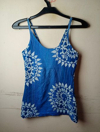 Blaues Tanktop mit weißem Muster