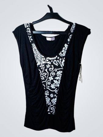 Schwarzes Oberteil mit weißem Blumenmuster