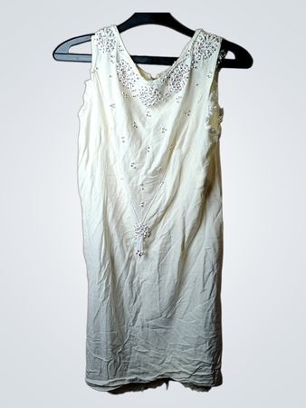 Cremefarbenes ärmelloses Kleid mit besticktem Ausschnitt und Halskette