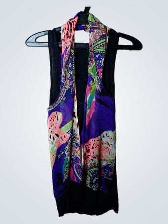 Schwarzes Tanktop mit buntem gemustertem Überzug