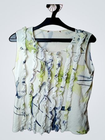 Ärmelloses weißes Top mit floralem Druck und Rüschen
