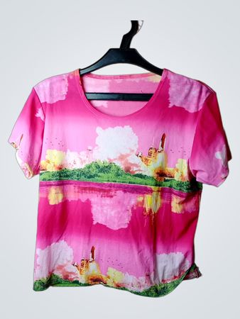 Rosa T-Shirt mit Raketenstartgrafik