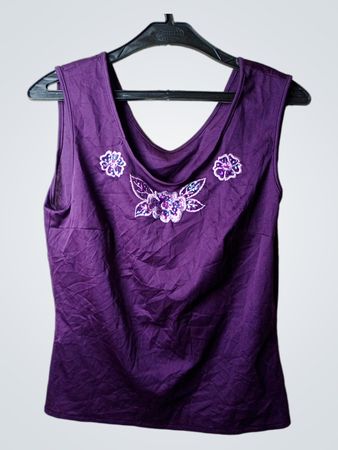 LUCIE LINDEN Lila Ärmelloses Top mit Floralverzierungen