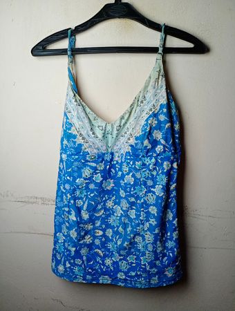 Blaues Blumen-Cami-Top