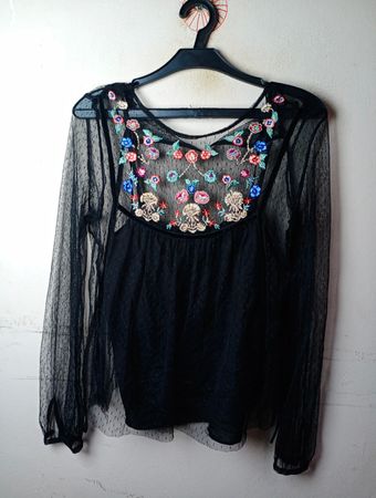 Schwarzes, durchsichtiges, besticktes Oberteil mit Camisole