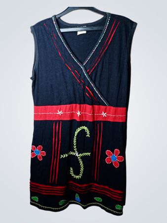 Schwarzes ärmelloses Kleid mit rotem Besatz und floralem Stickerei