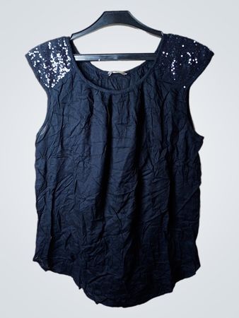 Schwarzes Oberteil mit Pailletten auf den Schultern