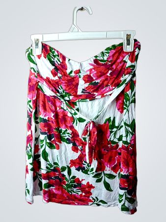 Weißes trägerloses Kleid mit rotem und grünem Blumenmuster