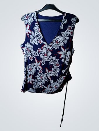 Ärmelloses blaues Oberteil mit Blumenmuster und seitlichem Bindeband