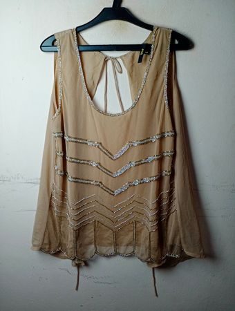 Perlenbesetztes durchscheinendes Tanktop