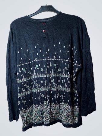 Schwarzes Langarmshirt mit gemusterten Details