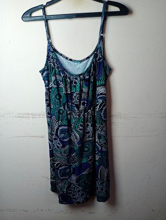 Blaues und grünes gemustertes Kleid