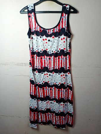 Ärmelloses Kleid mit roten Streifen und Punkten