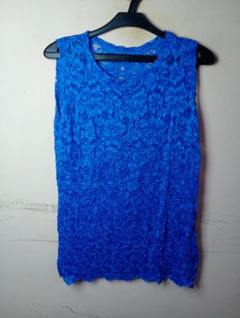 Blauer gekräuschter gestrickter ärmelloser Top