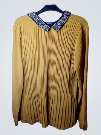 Senfgelbe plissierte Bluse mit verzierten Kragen