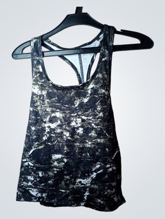 Tanktop mit schwarzem und weißem Marmor-Muster