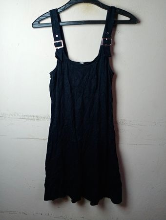 Schwarzes Latzkleid mit Schnallen