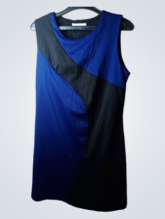 Ärmelloses blaues und schwarzes Kleid