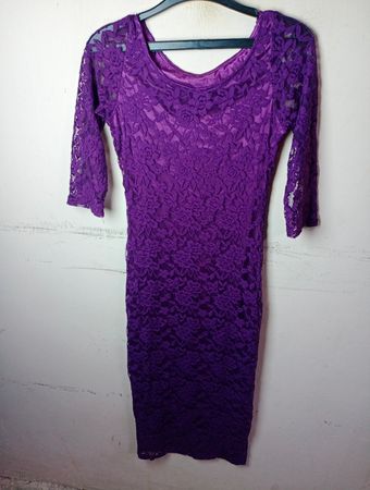 Lila Spitzenkleid