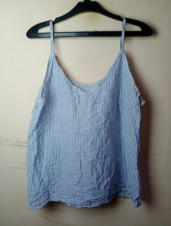 Blau-weiße gestreifte Spaghetti-Top