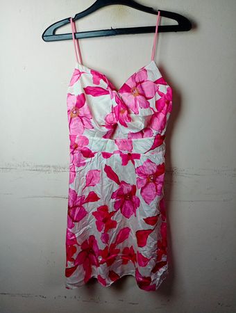 Weißes und pinkes Blumendruck-Spaghetti-Trägerkleid