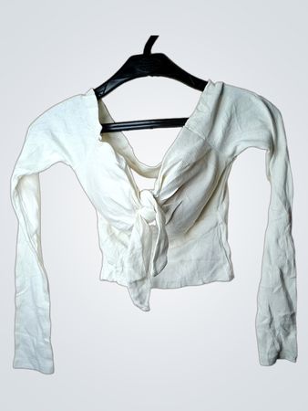 CHERRY DRESS CODE Weißes geripptes Crop-Top mit langem Arm und Knoten vorne