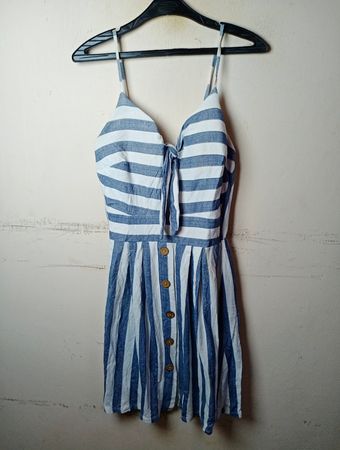 Gestreiftes Baumwollkleid in Blau und Weiß mit Knöpfen
